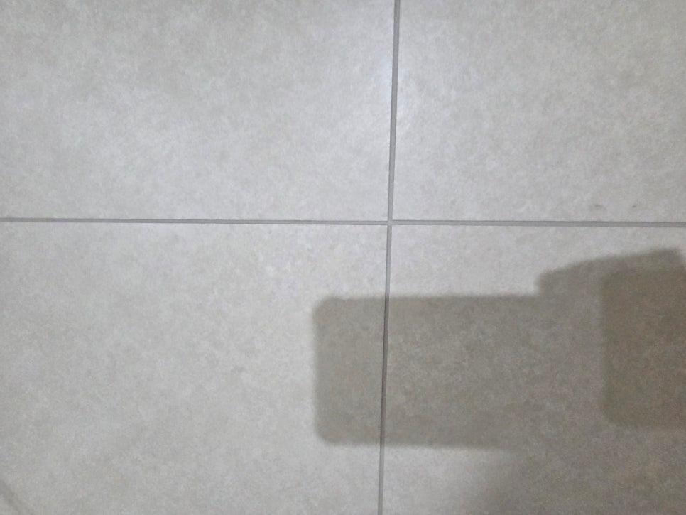 베이지 톤으로 통일감을 준 욕실 벽면