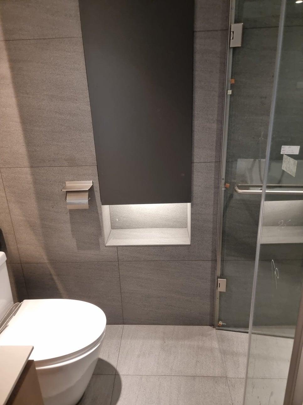 검은색 수납장이 포인트가 된 세련된 화장실