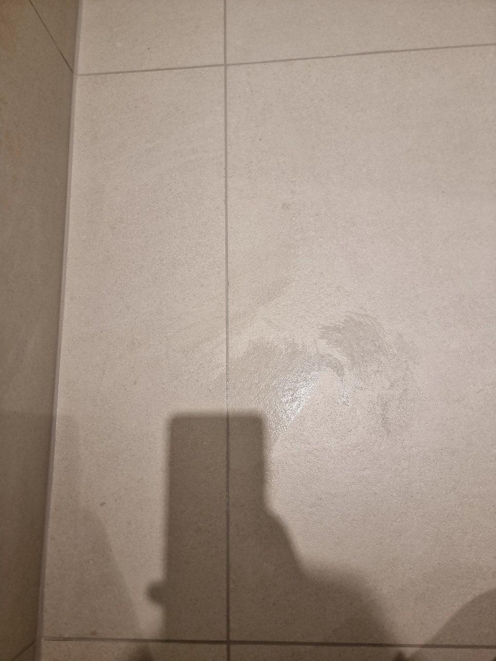 흰색 타일 바닥 위에서 세밀하게 진행되는 작업 과정