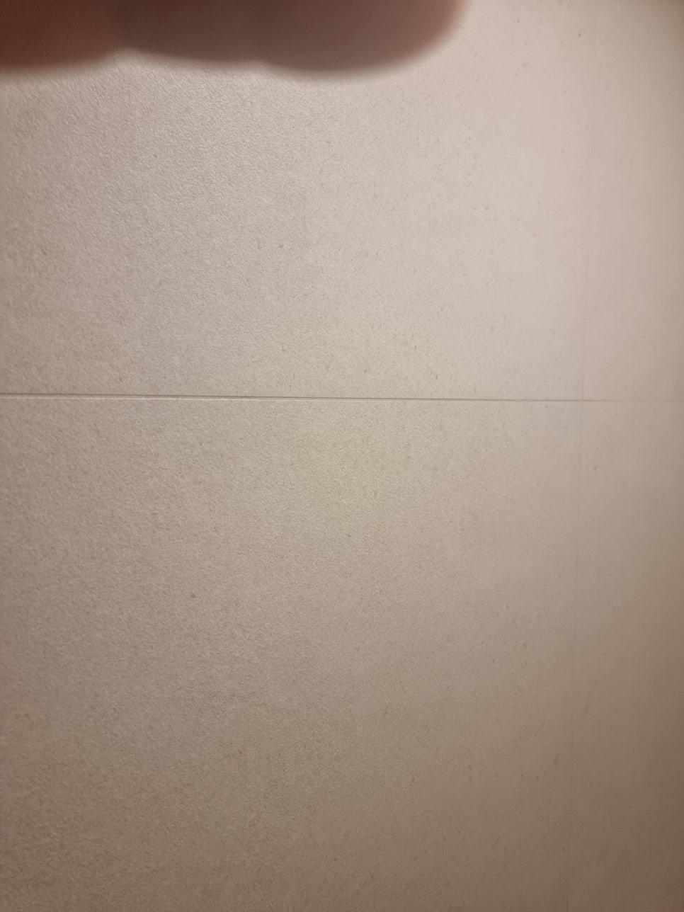 흰색 벽면 중앙의 수평선