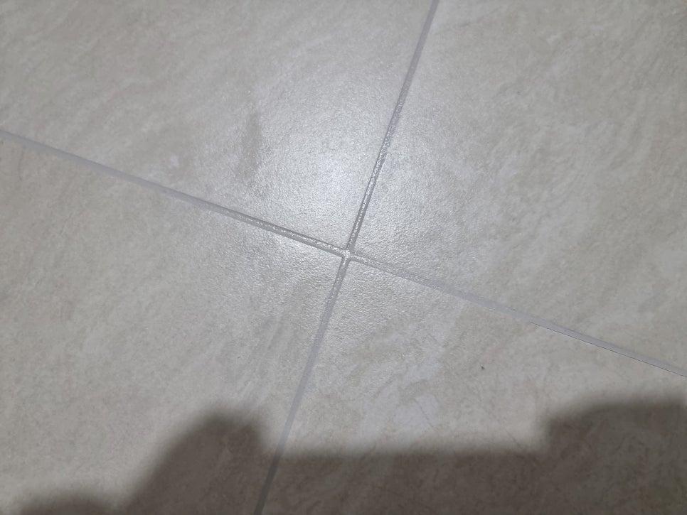회색 타일 사이의 세밀한 틈새