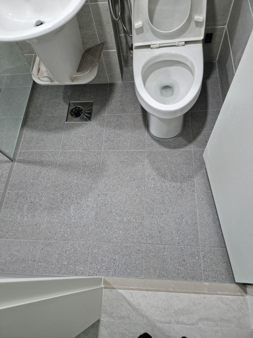 세면대와 양변기가 설치된 욕실 내부
