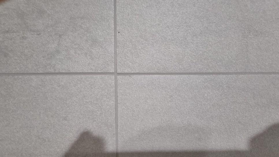 꼼꼼한 이물질 제거 작업이 진행 중인 바닥