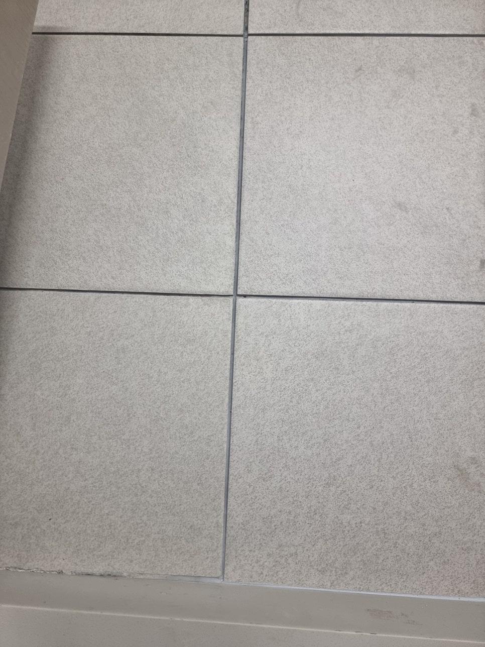 회색 타일 틈새가 드러난 바닥 근접 샷