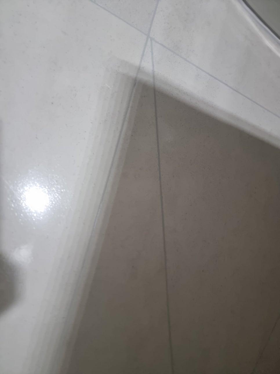 흰색 타일 틈새와 투명 보호 필름