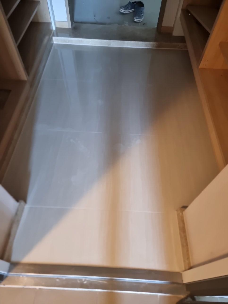 현관 회색 타일 바닥과 수납장 주변 시공 모습