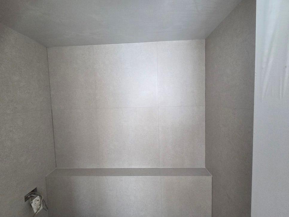 무광의 고급스러움이 돋보이는 안방 욕실 벽면