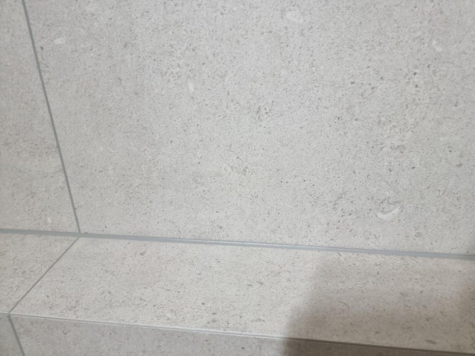 회색 타일 바닥과 벽면의 틈새
