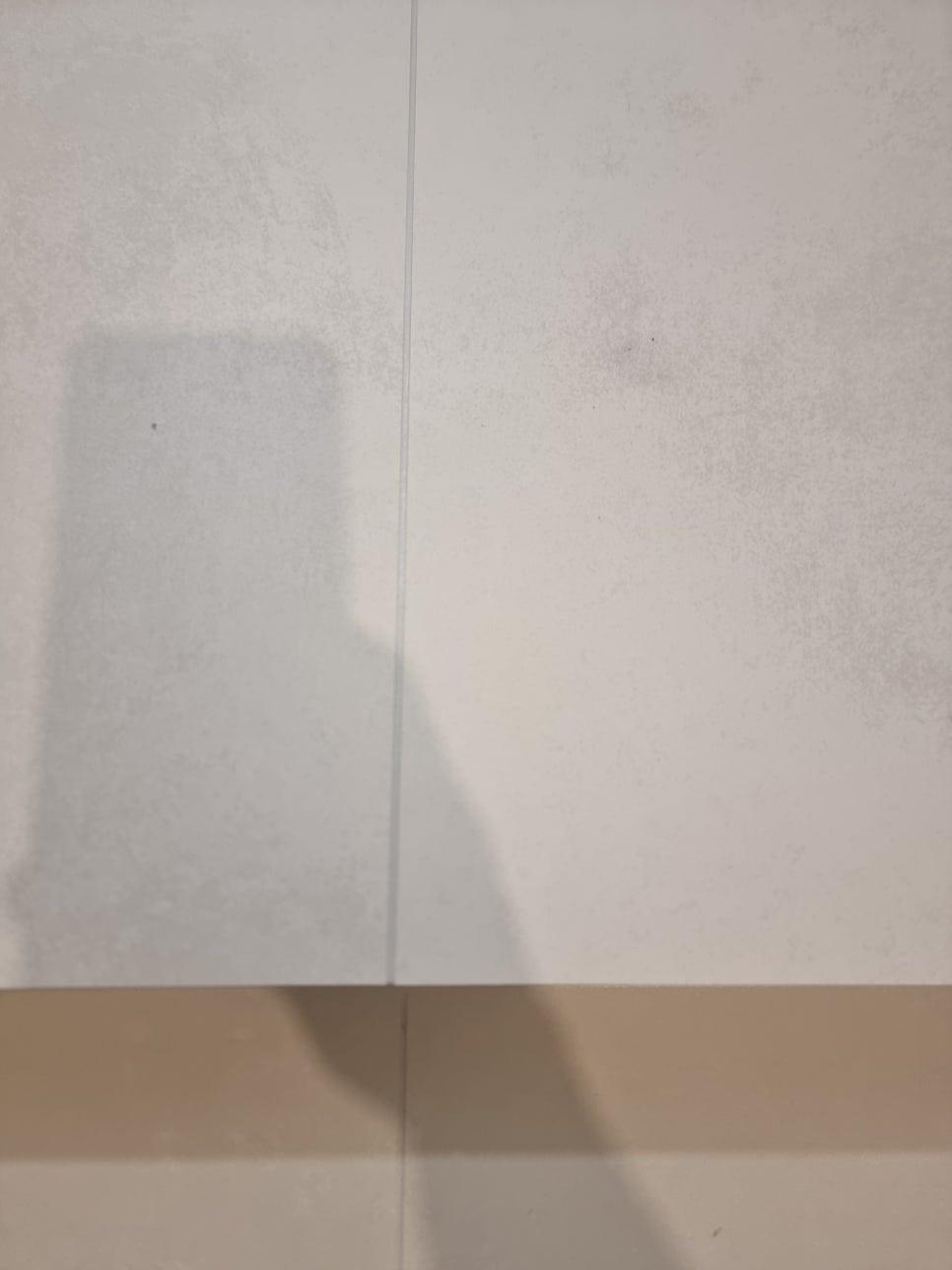 바닥 타일과 벽면의 접합 부분