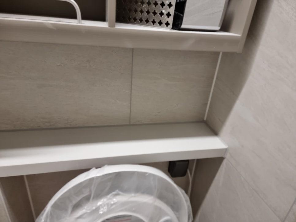 벽면 선반 주변의 채움 작업