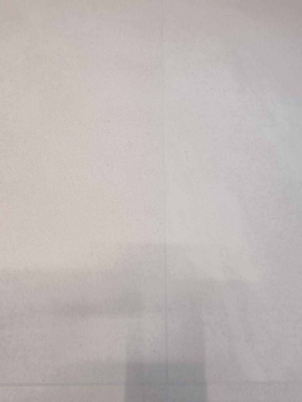 세로선이 보이는 타일 바닥 벽면