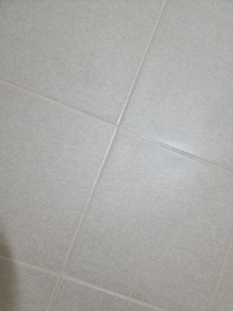 흰색 타일 바닥의 근접 모습