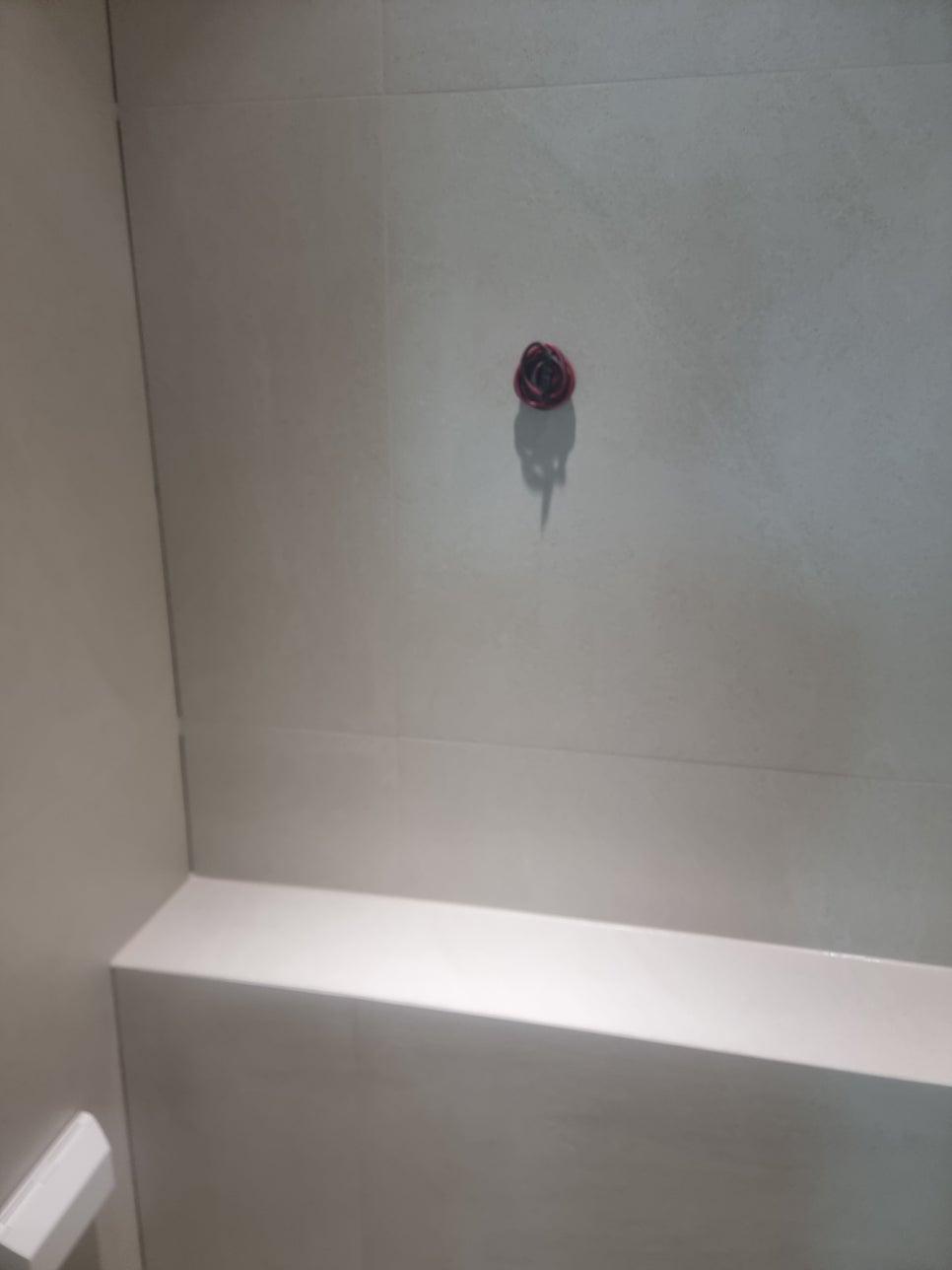 흰색 타일 위 붉은색 장식물 주변