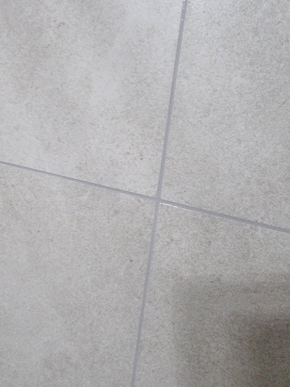 회색 타일 바닥과 흰색 벽지의 시공 과정