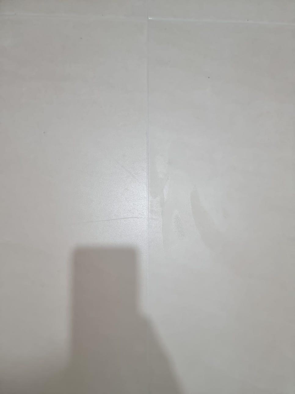 흰색 타일 바닥의 세로 틈새 근접샷