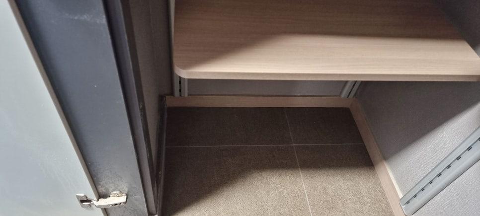 베이지색 타일과 수납장 하단 프레임의 조화