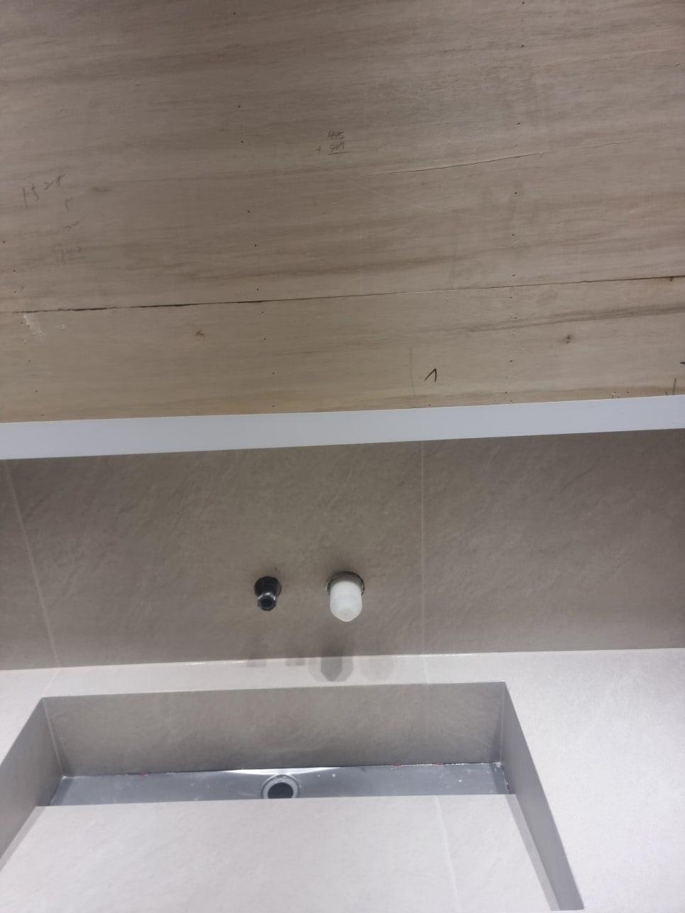 천장 목재 패널과 벽면 타일의 경계