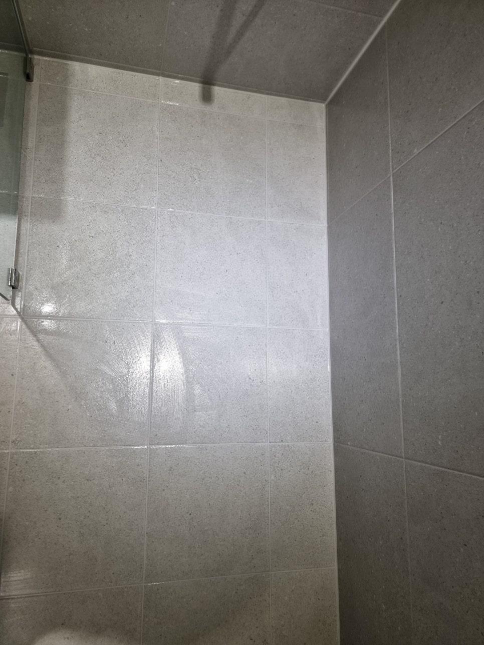흰색과 회색 타일 벽면의 접합 구간