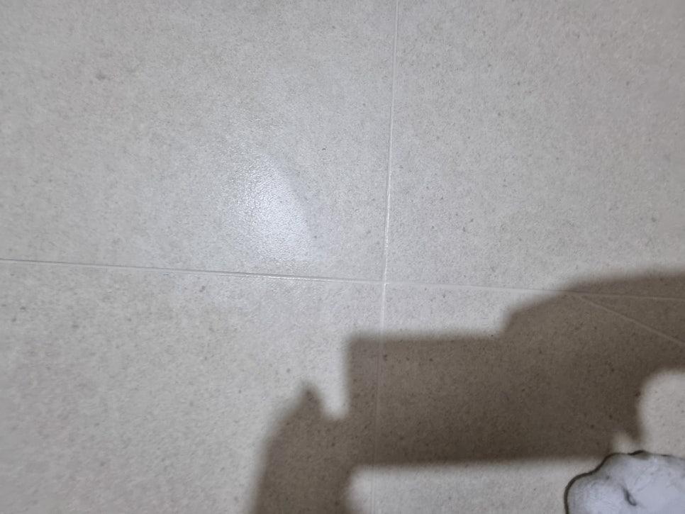 그림자가 비치는 흰색 타일 바닥