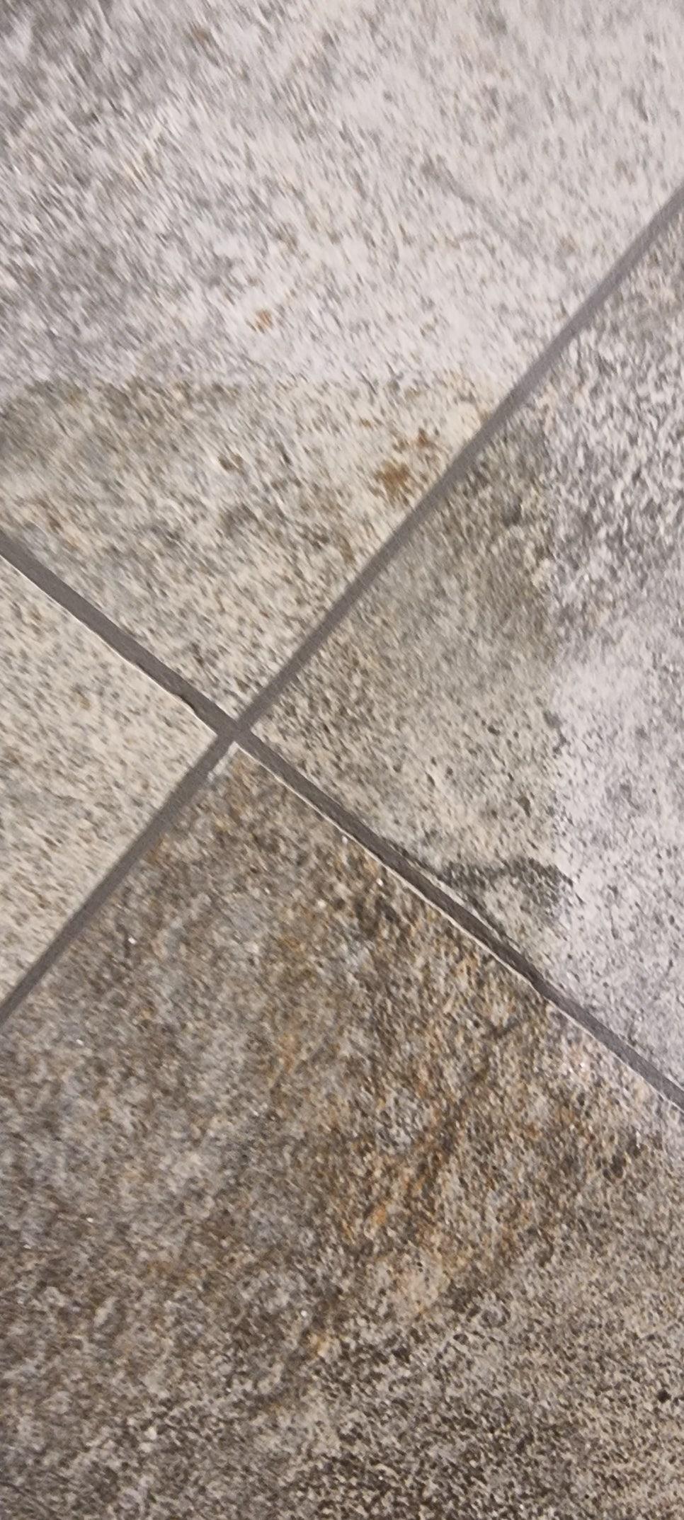 타일 틈새를 채운 줄눈재 근접 촬영