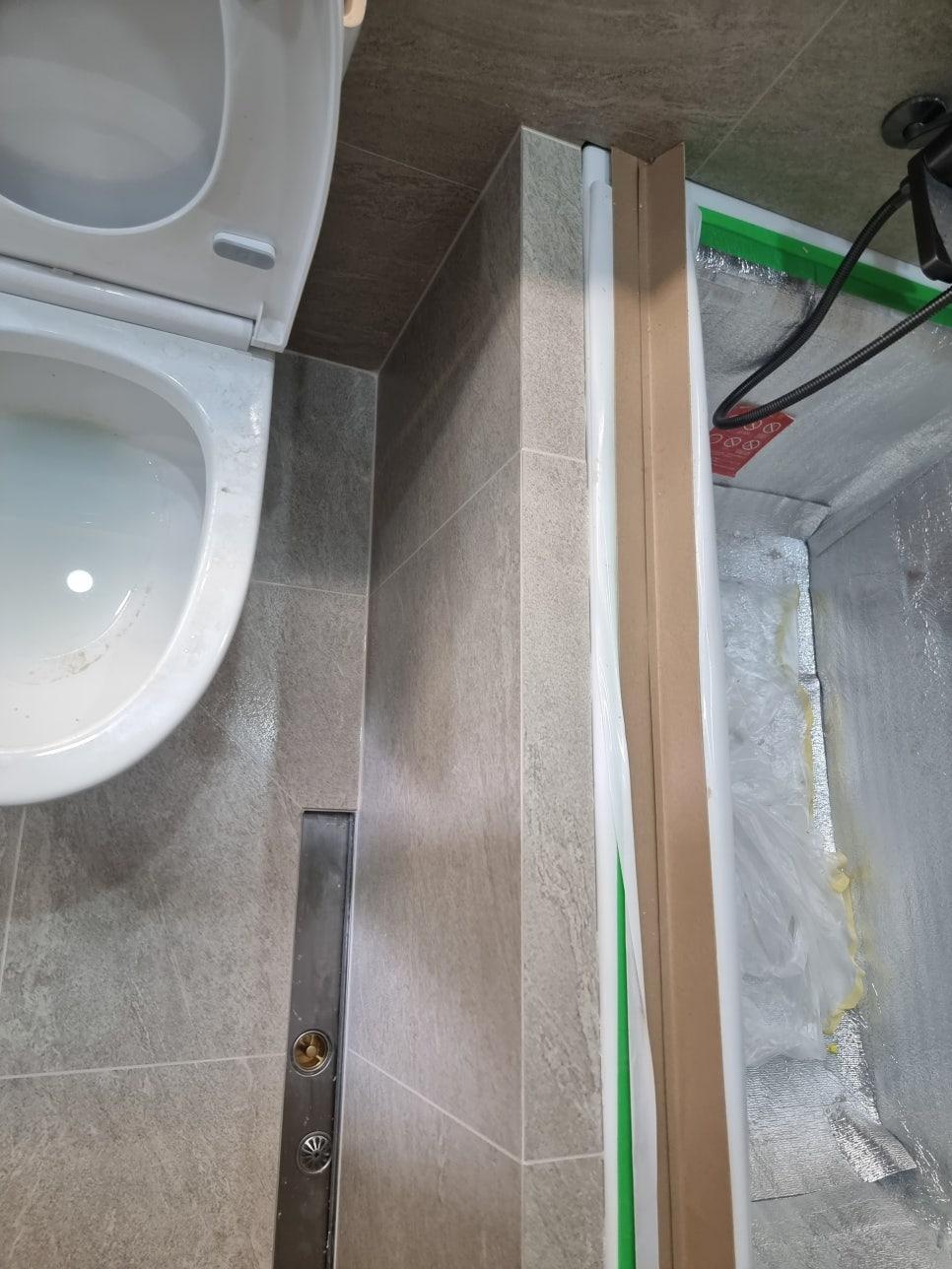 양변기와 샤워 설비 주변의 작업 모습