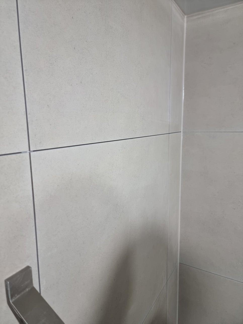 흰색 타일 벽면과 금속 부품의 디테일
