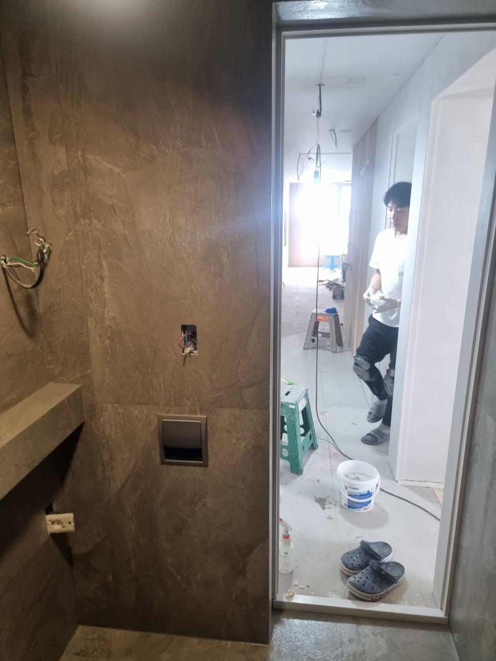 전기 박스가 노출된 복도 작업 현장