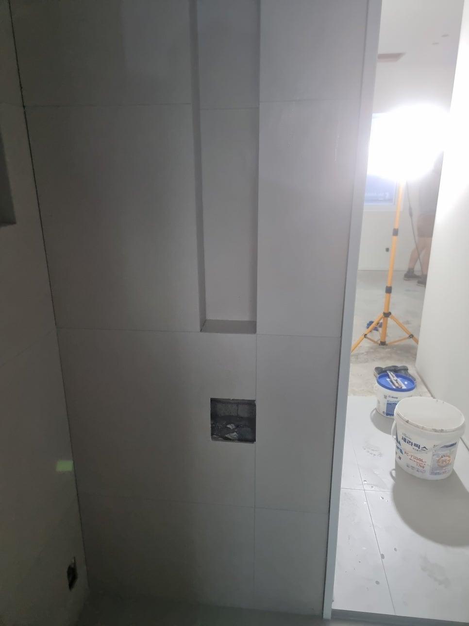 타일 부착 후 구멍이 보이는 벽면