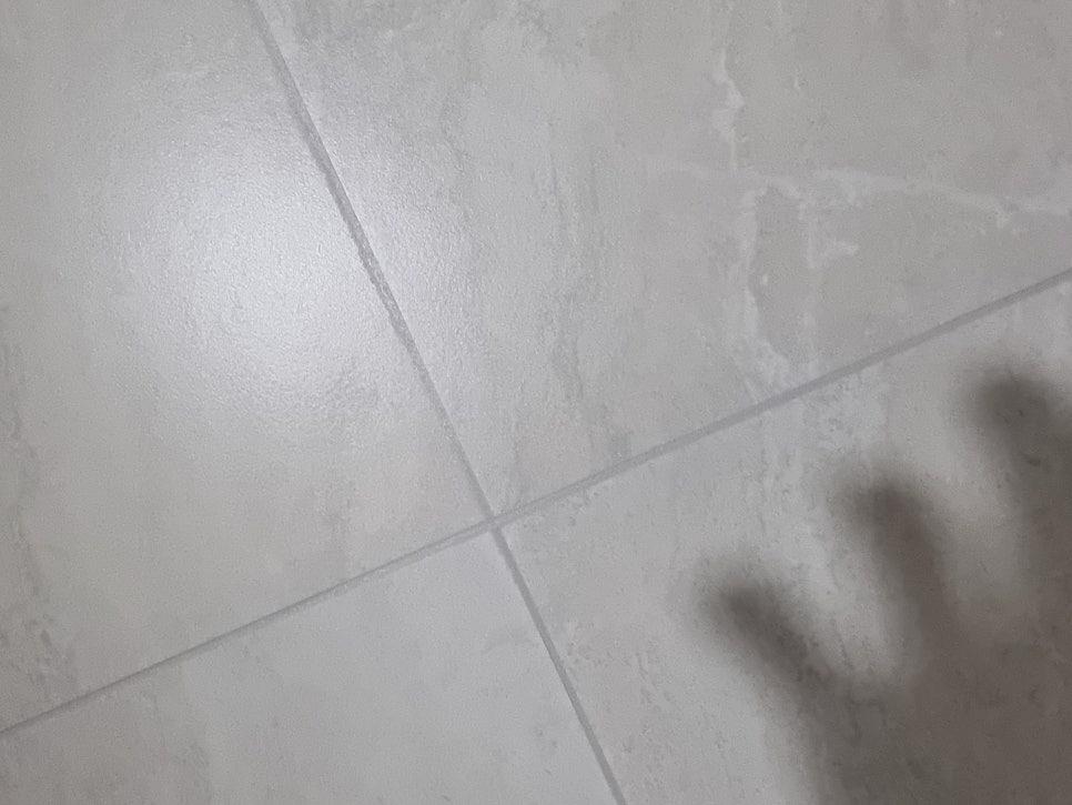 그림자가 비치는 회색 타일 바닥