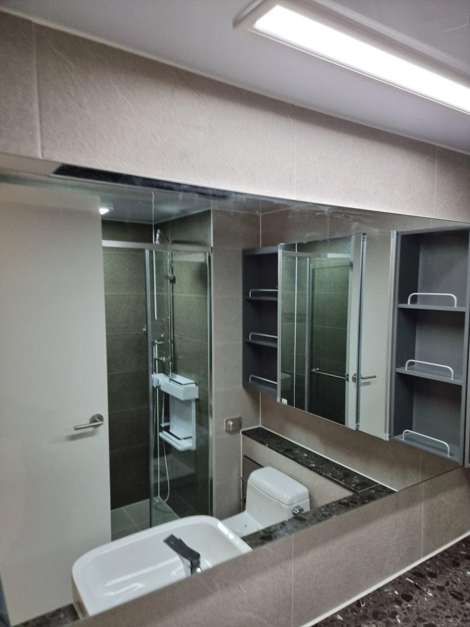 세면대와 샤워 설비가 보이는 욕실 전경