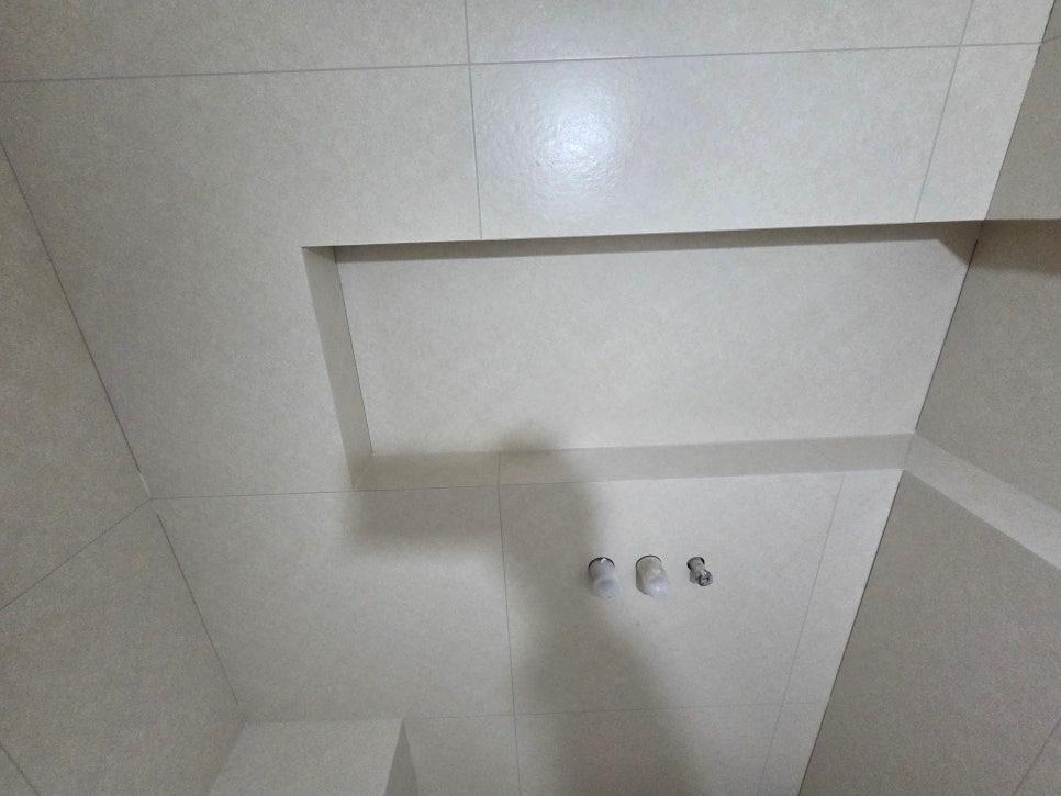 빛을 받았을 때 은은하게 빛나는 베이지 타일