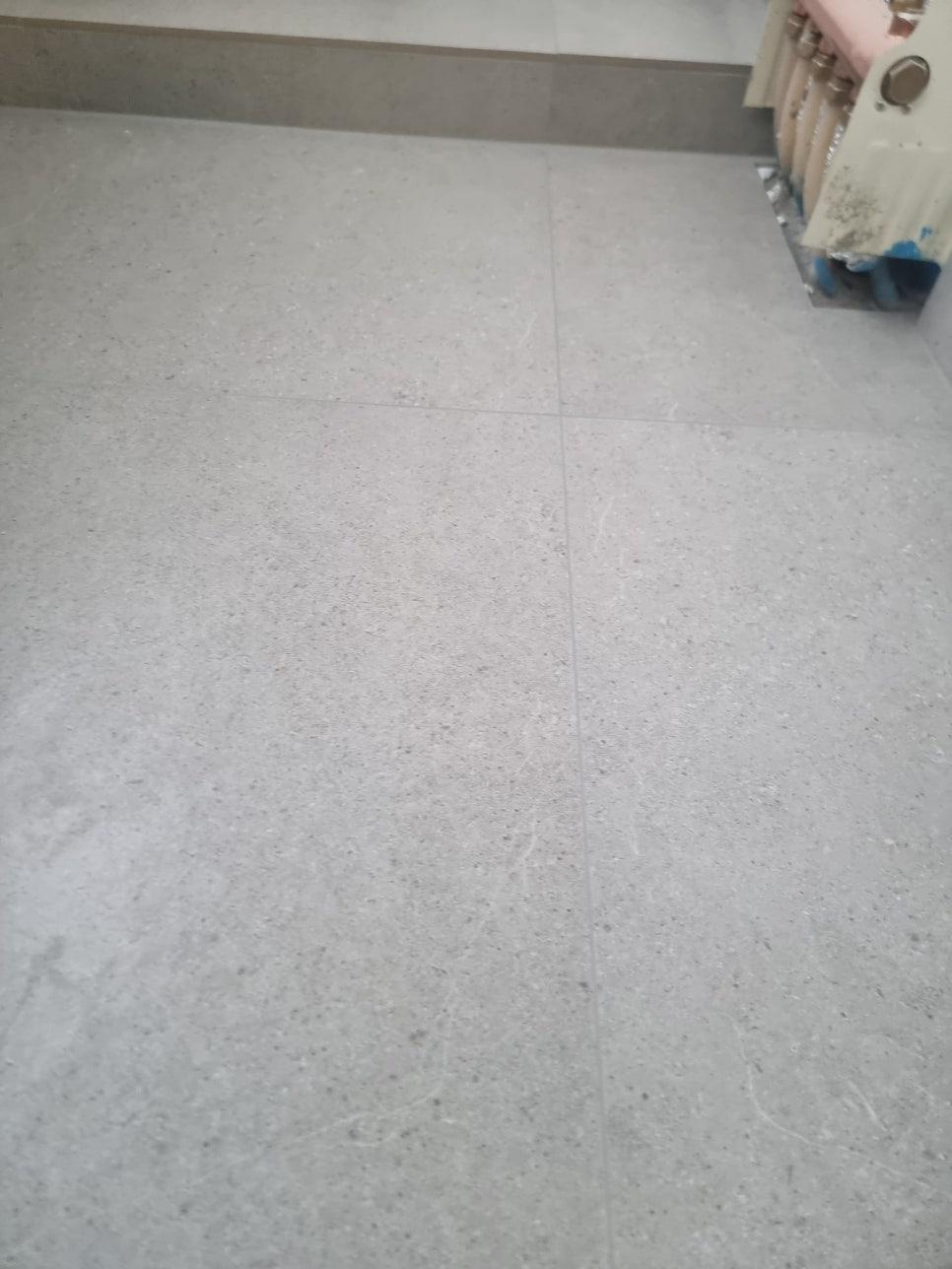 베이지색 벽 타일과 회색 바닥 타일의 접점