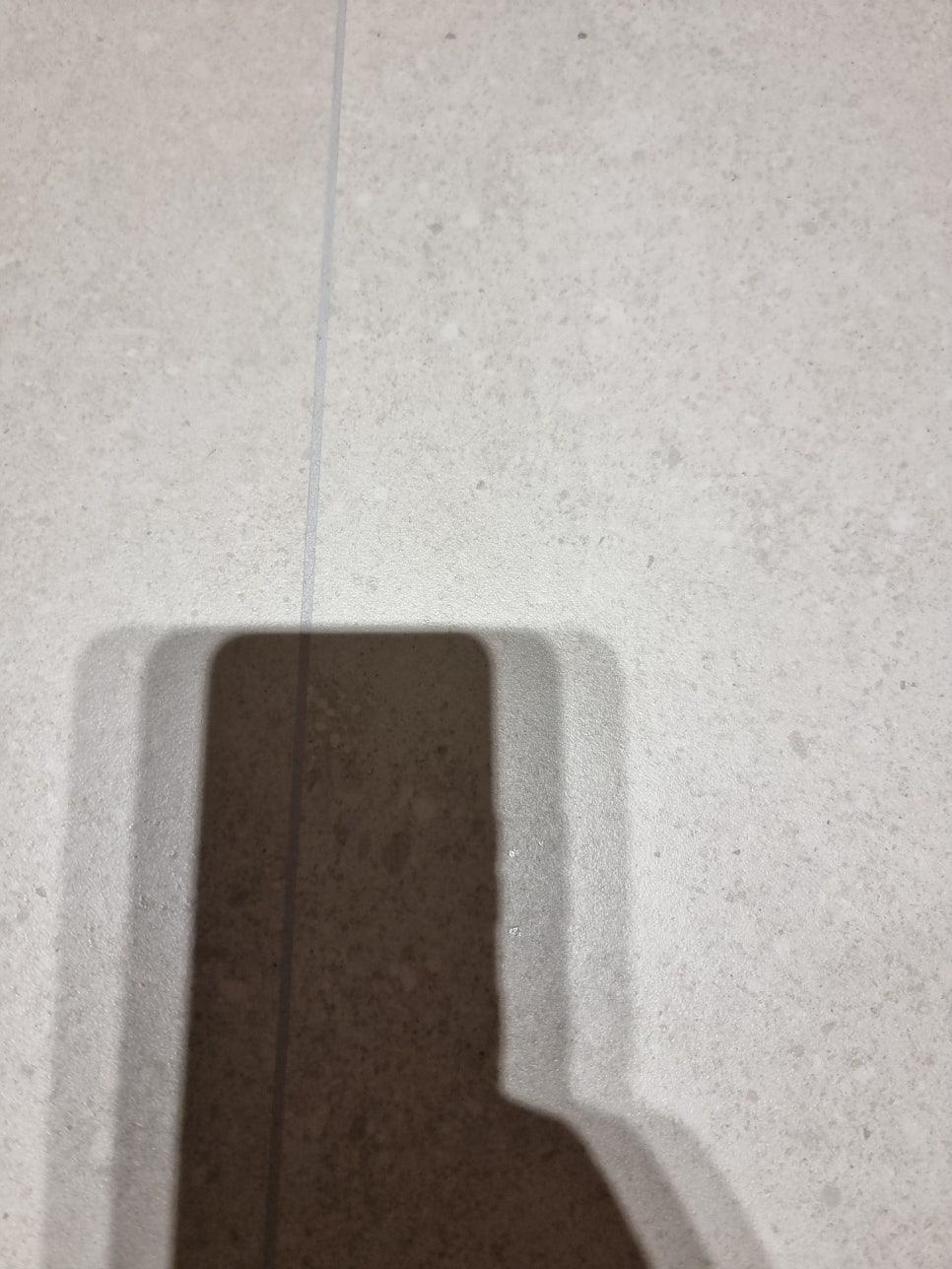 흰색 벽면과 세로선이 보이는 공간
