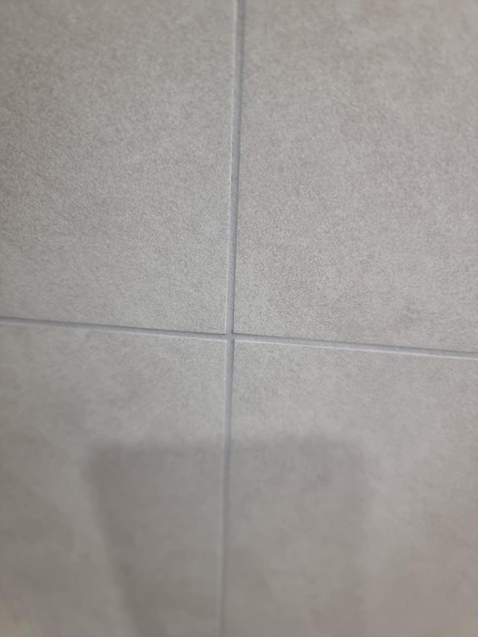회색 타일 사이의 틈새 작업
