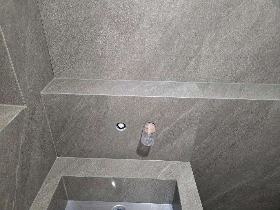 샤워기 수전과 물받이가 설치된 모습