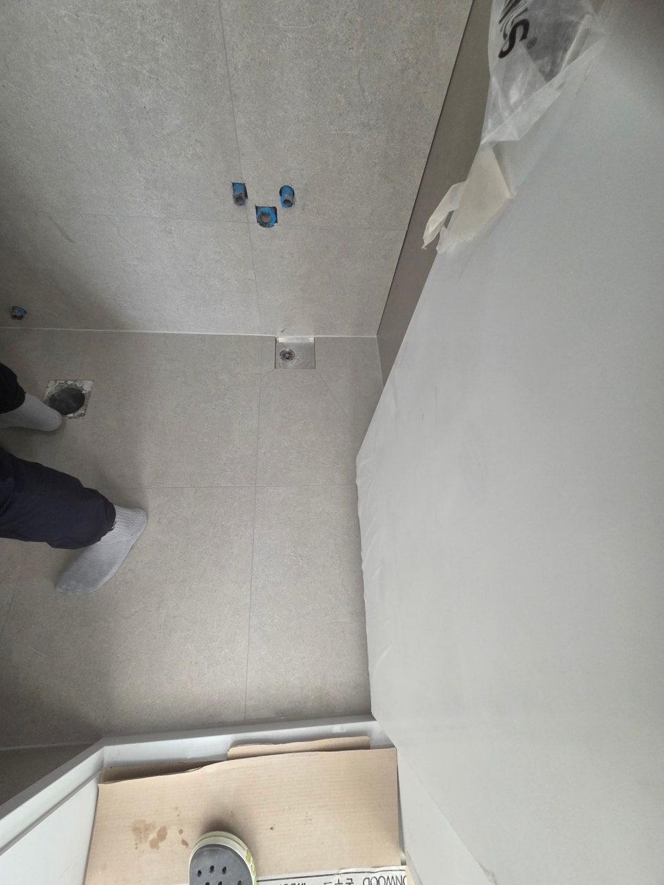 정교하게 줄눈을 채워 넣는 시공 과정