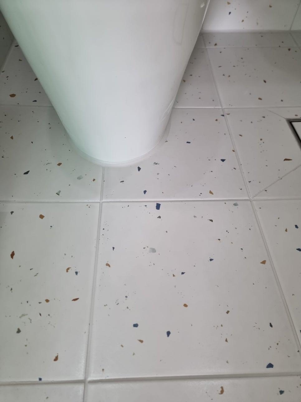 작은 타일 사이사이 세밀하게 들어가는 줄눈재