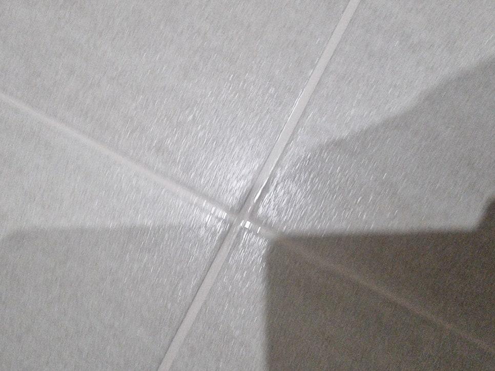 흰색 타일 바닥 접합부의 클로즈업