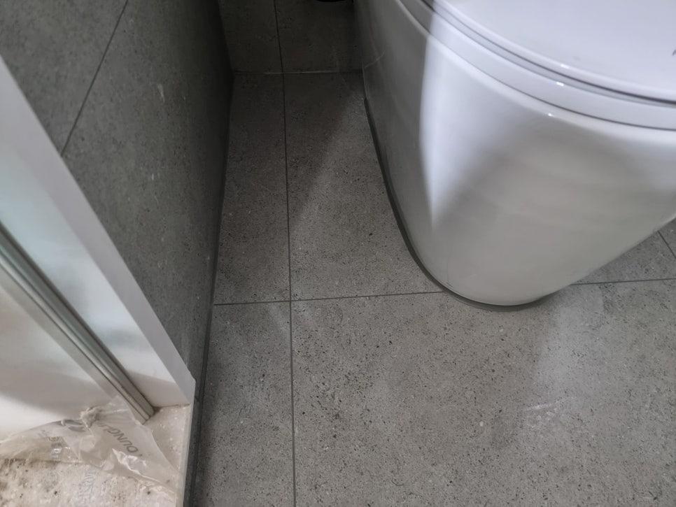 양변기 주변 바닥 근접 촬영컷