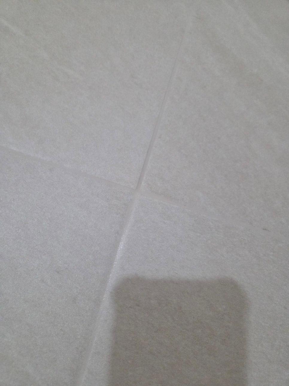 타일 바닥의 직선형 틈새를 메우는 작업