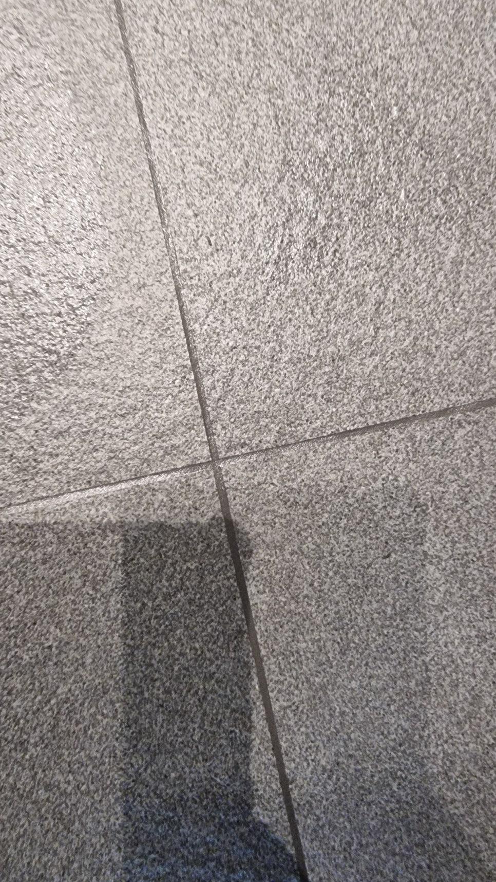 매끄러운 타일 면에 비치는 그림자