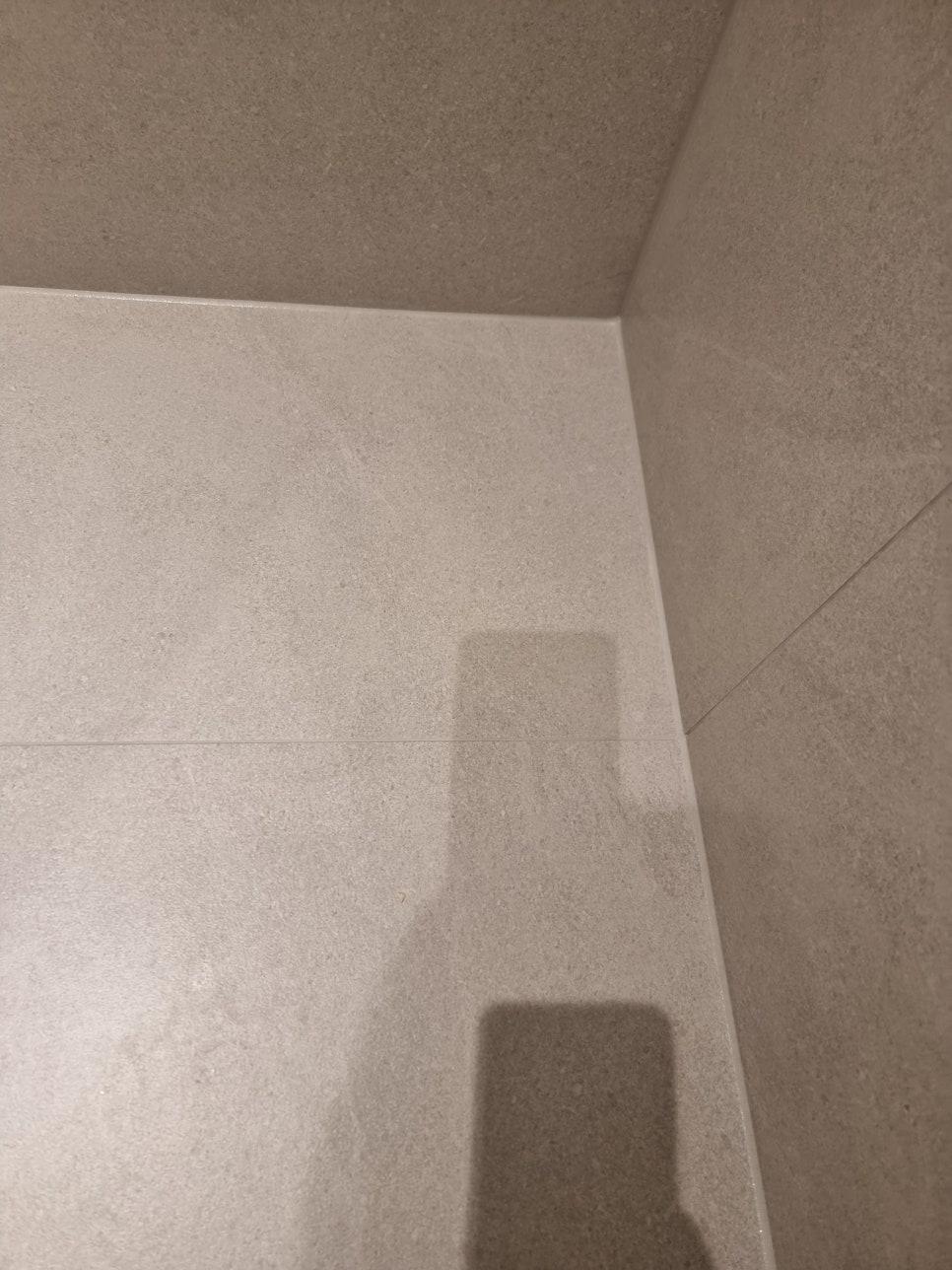 회색 타일 벽과 천장의 상부 모습