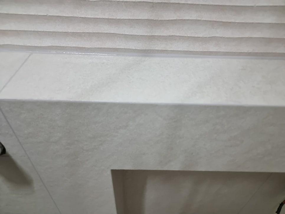 흰색 타일로 마감된 벽과 바닥 공간