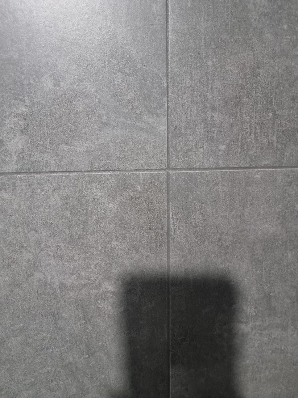 회색 타일 틈새를 메우는 시공 과정