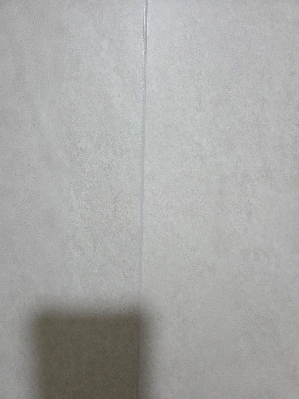 꼼꼼한 작업을 위해 살핀 타일 사이의 틈새