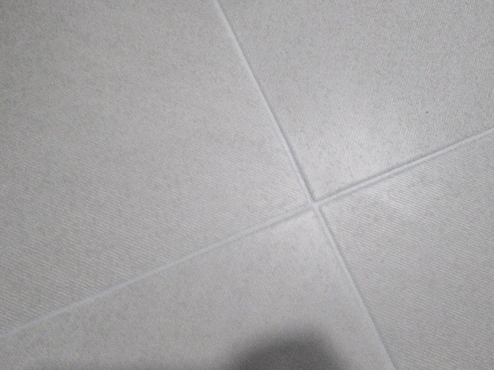 정교하게 정리된 흰색 타일 접합선