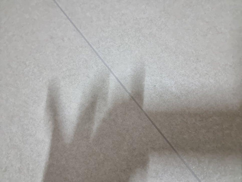 회색 타일 바닥의 작업 디테일