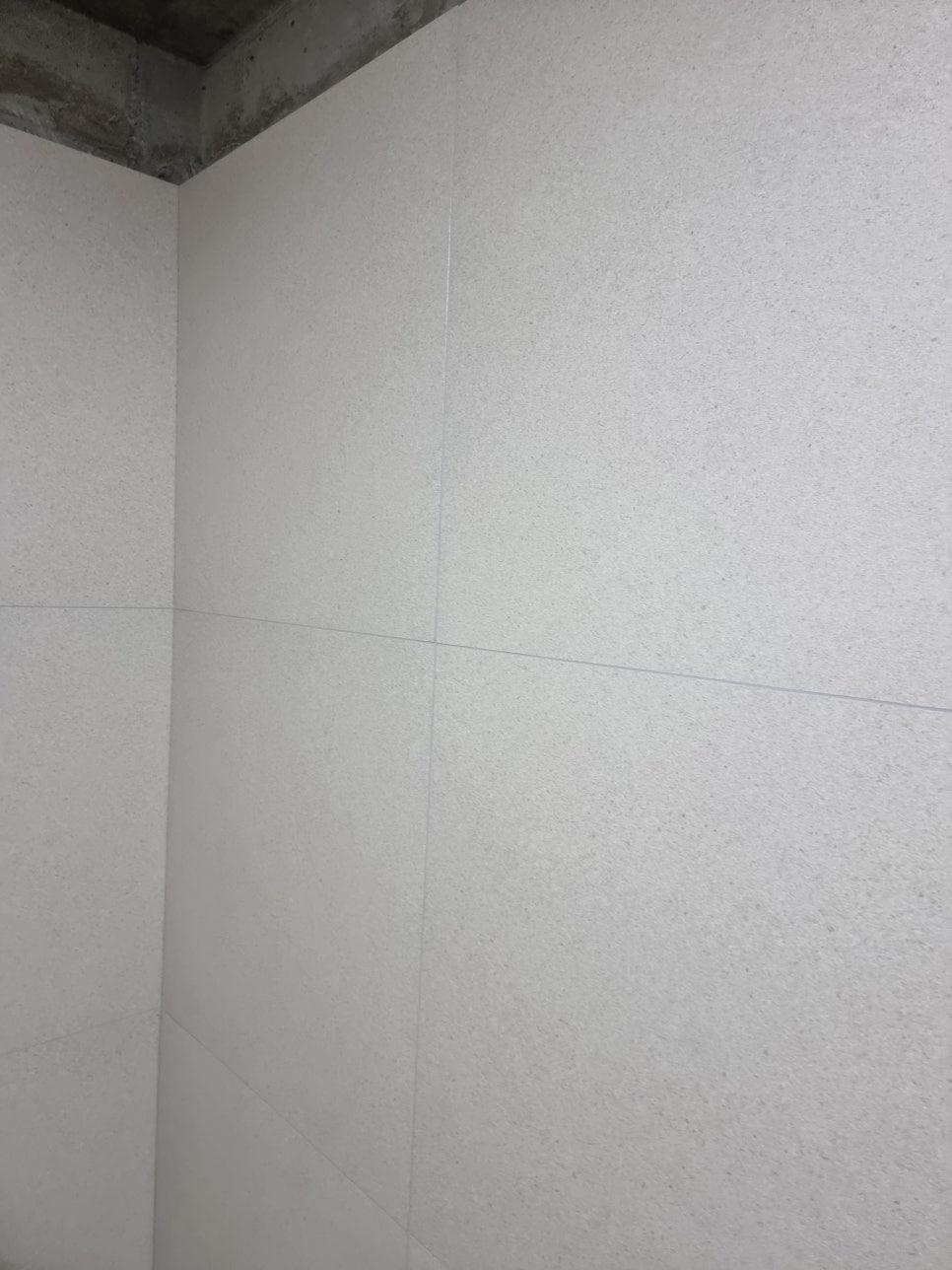 흰색 타일 벽면과 콘크리트 구조물