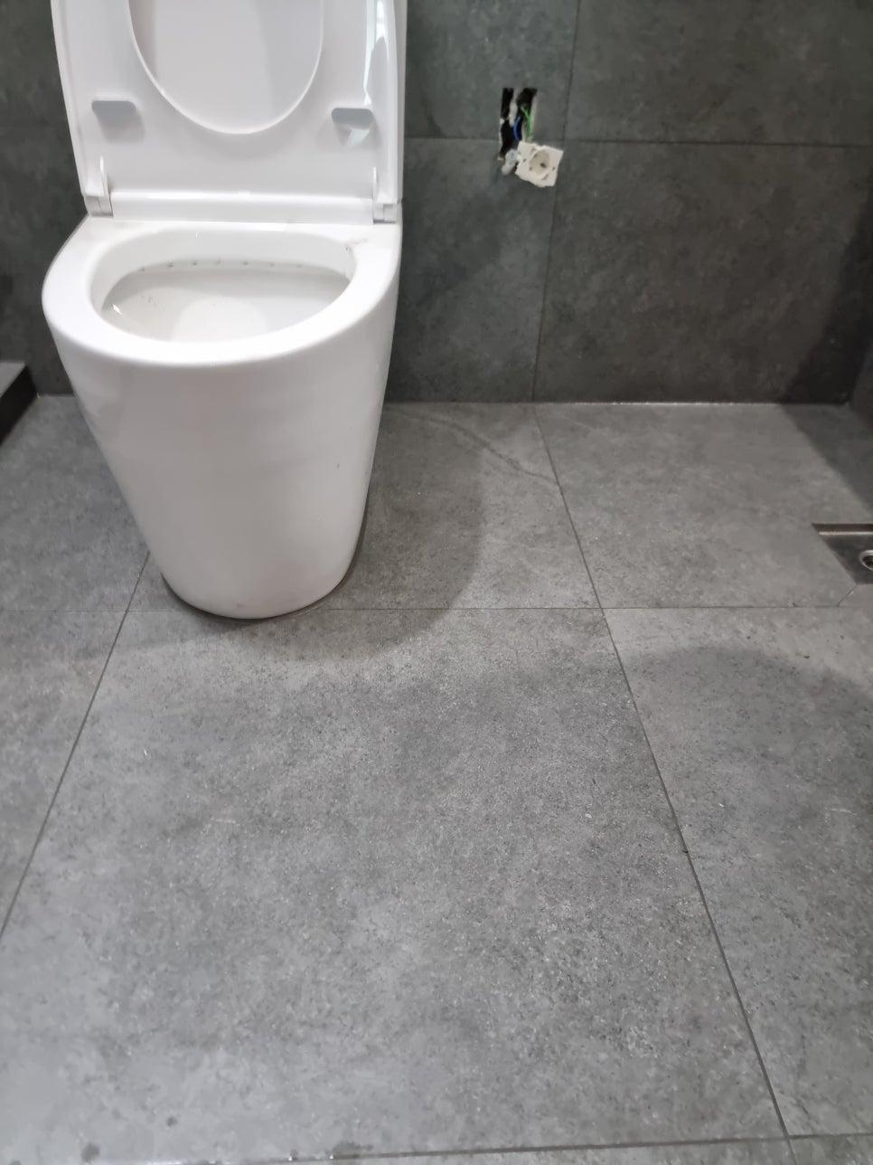 흰색 세면대가 설치된 화장실의 시공 과정