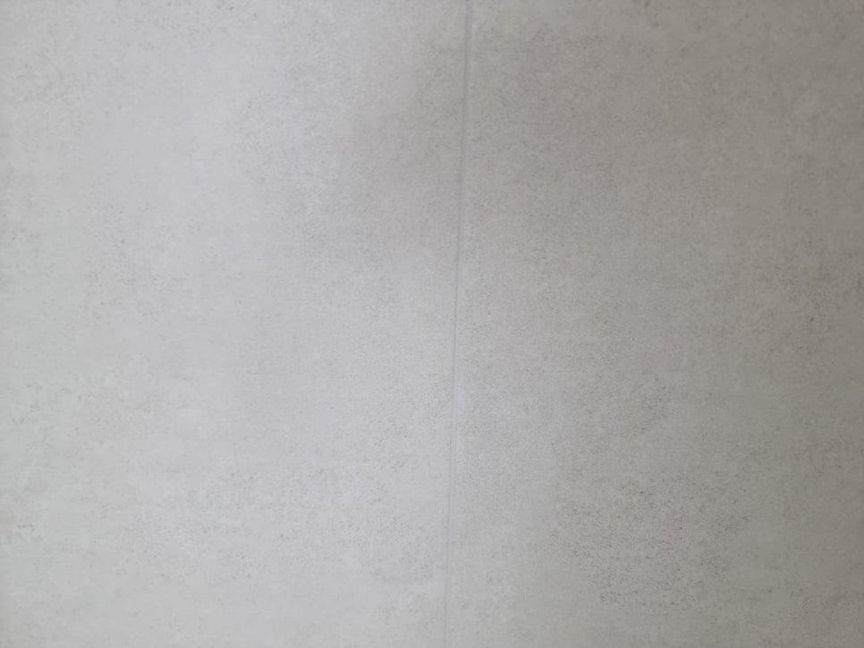 흰색 타일 바닥의 근접 시공 모습
